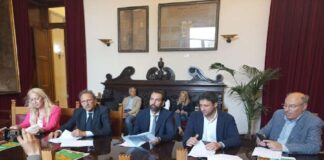 Si alza il sipario sulla 17^ edizione del “Trofeo Piskeo-Memorial Mirko Laganà”, presentata questa mattina a Palazzo Zanca, alla presenza del sindaco Federico Basile, dell’assessore alle Politiche sportive Massimo Finocchiaro, del prorettore dell’Università degli Studi di Messina Giovanni Moschella, della presidente della Ssd UniMe Silvia Bosurgi, dell’organizzatrice dell’evento Grazia Laganà e di tutti i collaboratori