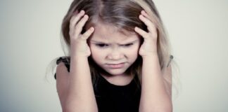 Continua il processo per i falsi abusi di Bibbiano: il padre che porta la bambina al pronto soccorso per un’infiammazione alle parti intime… i servizi sociali che ‘d’autorità’ sottraggono alla famiglia entrambi i figli, di 4 anni e poco meno di due anni, per consegnarli a una affidataria