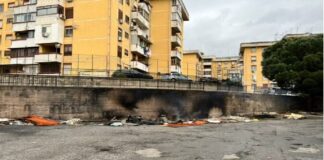 Cominciano a delinearsi i contorni della drammatica vicenda del ritrovamento di un cadavere alla Case Gialle di Santo-Bordonaro: sulle indagini c’è il riserbo delle forze dell’ordine ma qualche elemento emerge