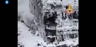 Altro grave incidente sulla tangenziale di Messina: un mezzo pesante ha preso fuoco intorno alle 14:30 mentre percorreva il viadotto Ritiro, nel punto in cui si viaggia da qualche giorno in doppio senso di circolazione