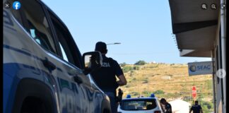 Dopo l’arresto dello straniero di 23 anni che aveva tentato un approccio sessuale nei confronti di una giovane commerciante di Comiso, i poliziotti del Commissariato di Pubblica Sicurezza hanno avviato le indagini riuscendo in pochissimo tempo a identificare anche il soggetto coinvolto nell’aggressione al marito della donna