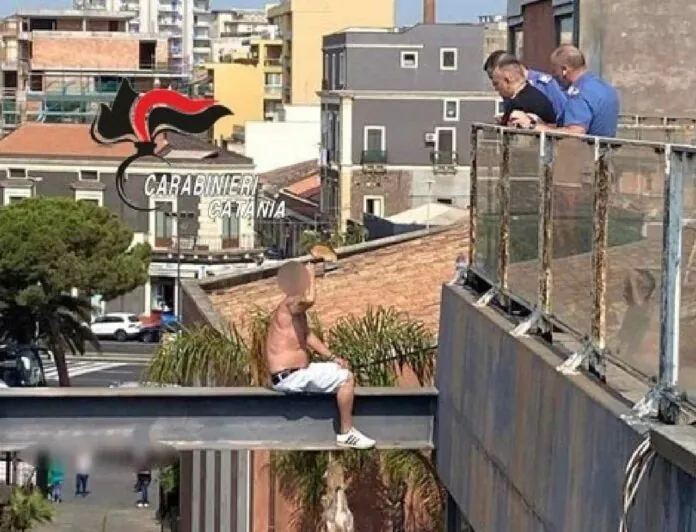 CATANIA UOMO SALVATO DAI CARABINIERI