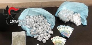 Doveva essere in casa perché agli arresti domiciliari invece viene beccato per strada dai carabinieri e in pratica finisce per far scoprire che continuava a spacciare droga: finisce male per lui la bravata di un 29enne del Catanese che dai domiciliari finisce dritto in carcere