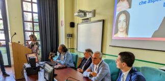 “Siamo molto lieti di presentare questo dispositivo, che presto potrà essere utilizzato da tutti i cittadini ed è unico in tutto il Sud Italia perché dotato di un’intelligenza artificiale conversazionale molto avanzata, che rivoluzionerà e renderà più immediati e gradevoli i rapporti tra gli utenti e l’Asp di Messina: L’assistente virtuale dell’Asp si chiamerà DINA (acronimo di Digital Interface Network Assistant) ed è stata addestrata per simulare un tipo di dialogo del tutto simile a quello tra umani, mettendo così a proprio agio i cittadini, orientandoli, assistendoli ed informandoli sui tutti i servizi dell’Azienda sanitaria Provinciale di Messina… è un avatar empatica perché riesce ad adattare le risposte allo stato d’animo di chi ha di fronte… DINA 24 ore su 24 sarà al servizio della popolazione per aiutare, in modo celere ed efficiente, in caso di difficoltà, per prenotare prestazioni sanitarie, pagare il ticket, dare informazioni, aiutare a trovare un ufficio o un ambulatorio e per tutti gli altri servizi previsti”