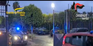 Per delega del Procuratore della Repubblica f.f., si comunica che nella mattinata odierna, i Carabinieri del Nucleo Investigativo di Napoli e di Castello di Cisterna ed i Finanzieri del Gruppo di Giugliano in Campania hanno eseguito – con il contributo delle rispettive componenti aeree – un’ordinanza di custodia cautelare, emessa dal G.I.P. del Tribunale di Napoli su richiesta dei Magistrati della locale Direzione Distrettuale Antimafia, nei confronti di 19 persone (di cui 3 già detenute), gravemente indiziate, a vario titolo, dei reati di associazione di tipo mafioso, estorsione, violazioni alla normativa sulle armi e sugli stupefacenti e tentato omicidio (tutti aggravati dalle finalità di agevolazione del clan)