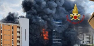 Il giorno dopo a Colli Aniene si pensa ai feriti e agli sfollati: dopo l’incendio che ieri ha devastato un palazzo di via D’Onofrio – causando la morte di Antonio D’Amato, 80enne originario di Velletri il cui corpo è stato ritrovato sulle scale dell’edificio, e il ferimento di numerose persone – molti cittadini hanno trascorso la mattinata facendo rientro nei propri appartamenti