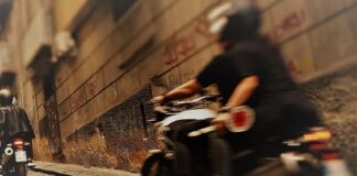 Ieri sera i #Falchi della #Squadra #Mobile, durante un servizio di contrasto ai reati predatori, hanno controllato in via Roma a Frattaminore due persone a bordo di uno scooter trovandole in possesso di una pistola replica modello Beretta FS92 priva del tappo rosso, di 100 euro e di diversi documenti e di una carta di debito intestati ad una donna