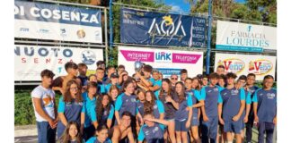 Un altro importante weekend di gare quello appena trascorso per la SSD UniMe. La compagine universitaria, impegnata in quel di Cosenza per il XX Meeting di Nuoto Città di Cosenza, ha registrato ancora una volta tanti risultati eccellenti e progressi su tutta la linea, con tanti podi conquistati (quasi tutti segnati da personal best dei nuotatori messinesi) che, alla fine, hanno portato anche a raggiungere un prezioso podio di società