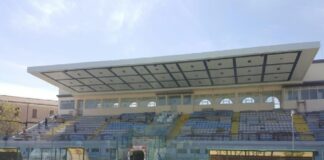 In occasione dell’incontro di calcio valevole per la finale di ritorno dei Play- off di eccellenza, disputatosi domenica 18 giugno presso lo stadio Nicola De Simone di Siracusa, gli agenti della Digos, a seguito di attenti accertamenti e riscontri investigativi, hanno denunciato otto tifosi per avere violato il divieto di accedere alle manifestazioni sportive cui sono sottoposti