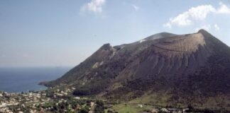 Nell’ambito del calendario eventi ViviVulcano 2023, organizzato dalla Fucina di Efesto, si terrà, sull’isola a partire dal mese di luglio, la seconda edizione del ciclo di conferenze “Storia, Natura, Cultura di Vulcano”, composta da 8 sessioni che si concluderanno a settembre