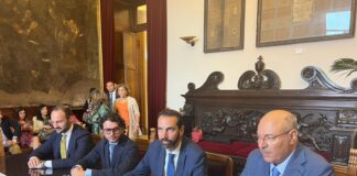 La prima edizione di Messina Wine Fest che si terrà in Città, al Marina del Nettuno Yachting Club, da giovedì 15 a sabato 17, è stata presentata oggi a palazzo Zanca alla presenza del sindaco Federico Basile e dell’assessore ai Grandi eventi cittadini Massimo Finocchiaro