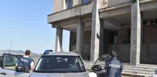 In data 4 luglio 2023 personale della Polizia di Stato del Commissariato distaccato di P.S. di Nicosia, ha dato esecuzione all’Ordinanza di custodia cautelare in carcere emessa dall’Ufficio del Giudice per le Indagini Preliminari del Tribunale di Enna, in sostituzione della misura cautelare degli arresti domiciliari, a carico di un uomo residente nella provincia di Enna