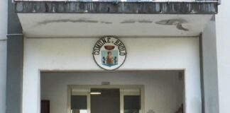 Il Tribunale di Patti ha assolto “perché il fatto non sussiste”, Pietro Ferrante ex revisore dei conti del Comune di Brolo e l’ex sindaca, Rosaria “Irene” Ricciardello (perché il fatto non costituisce reato), entrambi accusati di diffamazione nei confronti di Giuseppe Laccoto, attuale sindaco del paese e presidente della Commissione Sanità all’Ars in quota Prima l’Italia – Lega Salvini Premier