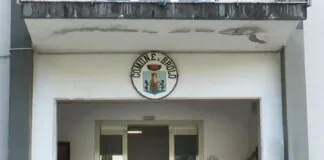 Il Tribunale di Patti ha assolto “perché il fatto non sussiste”, Pietro Ferrante ex revisore dei conti del Comune di Brolo e l’ex sindaca, Rosaria “Irene” Ricciardello (perché il fatto non costituisce reato), entrambi accusati di diffamazione nei confronti di Giuseppe Laccoto, attuale sindaco del paese e presidente della Commissione Sanità all’Ars in quota Prima l’Italia – Lega Salvini Premier