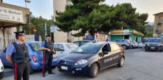 Ieri 27 luglio 2023, i Carabinieri della Stazione di Messina Gazzi, in esecuzione di un ordine di carcerazione, emesso dall’Ufficio Esecuzioni Penali della Corte d’Appello di Reggio Calabria, hanno arrestato un 35enne messinese, già noto alle Forze dell’Ordine, che dovrà scontare una pena definitiva di oltre 18 anni di reclusione per un cumulo di pene scaturite da diverse sentenze di condanna poiché riconosciuto responsabile dei reati di detenzione e traffico di stupefacenti