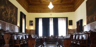 In merito al ricorso presentato dai 17 consiglieri comunali per l’elezione del Presidente del Consiglio comunale di Messina, il TAR di Catania non ha concesso la sospensiva oggetto del ricorso, e vista la delicatezza della questione ha ritenuto di suggerire agli avvocati la fissazione di una udienza di merito in cui definire una volta per tutte con sentenza la vicenda