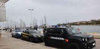 In esito agli accertamenti conseguenti ai servizi di prevenzione, controllo e vigilanza nei locali di pubblico spettacolo e di intrattenimento nelle località balneari dei Comuni della Provincia – anche per le verifiche sulle emissioni sonore e la mescita di bevande alcoliche- che, nello scorso fine settimana, hanno visto l’impiego coordinato di pattuglie della Polizia di Stato, dell’Arma dei Carabinieri, della Guardia di Finanza e delle Polizie Locali, il Questore della Provincia di Ragusa ha emesso un’ordinanza di cessazione dell’attività abusiva di trattenimenti danzanti esercitata, in assenza del previsto titolo di Polizia, nei confronti del titolare di un esercizio commerciale sito nel Comune di Scicli – frazione di Sampieri