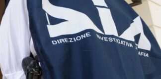 La Direzione Investigativa Antimafia, Articolazione del Dipartimento della Pubblica Sicurezza, con la collaborazione del Commissariato di P.S. di Leonforte, ha dato esecuzione ad un provvedimento di sequestro beni emesso dal Tribunale di Caltanissetta – Sezione Misure di Prevenzione, su proposta della Procura della Repubblica nissena, nei confronti di un imprenditore agricolo originario della provincia di Messina, ma residente in quella di Enna, condannato per usura e associazione per delinquere finalizzata al traffico di stupefacenti, ritenuto “stabilmente inserito nel circuito della criminalità locale” ed in “costante contatto anche con esponenti di qualificato spessore mafioso”