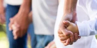 “Più di mille persone hanno sottoscritto la petizione per restituire ai genitori i due fratellini di Verona di 13 e 8 anni, per i quali il Tribunale per i minorenni di Venezia a giugno ha confermato l’affidamento in una casa-famiglia, nonostante la madre a novembre fosse stata assolta con formula piena dall’accusa di maltrattamenti”