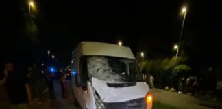 Tragedia nel Milanese, dove due 15enni in bici, un ragazzo e una ragazza che stavano attraversando sulle strisce, a Garbagnate, sono stati travolti da un furgone la scorsa notte: il giovane è morto, la sua amica è grave in ospedale