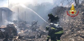 Nella giornata di oggi 09 luglio 2023, un rogo di sterpaglie alimentato dal vento presente nella zona è divampato nel villagio Zafferia a Sud di Messina