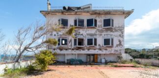 Fiore all’occhiello del turismo negli anni Sessanta, l’ex lido di Mortelle rappresenta il posto del cuore di molti messinesi che lì hanno trascorso le loro stagioni più belle: da anni il lido, le piscine e il vicino l’albergo sono soltanto l’ombra di quel passato sorridente e gioioso delle estati dei messinesi
