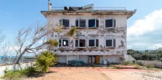 Fiore all’occhiello del turismo negli anni Sessanta, l’ex lido di Mortelle rappresenta il posto del cuore di molti messinesi che lì hanno trascorso le loro stagioni più belle: da anni il lido, le piscine e il vicino l’albergo sono soltanto l’ombra di quel passato sorridente e gioioso delle estati dei messinesi
