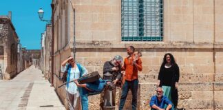 Il villaggio “green” di Alkantara Fest 2023 all’interno della suggestiva azienda agricola Il Pigno di Pisano, frazione di Zafferana Etnea, è all’insegna del wellness: non solo musica dal vivo, non solo laboratori di yoga e danza, non solo attività per i bambini, non solo camping sotto gli ulivi, ma anche un mercatino artigianale dall’anima ecologica ed un area destinata ai massaggi shiatsu fanno del festival internazionale di folk e world music organizzato dall’associazione Darshan, con la direzione artistica di Mario Gulisano, un unicum siciliano che trova sempre più estimatori in Europa