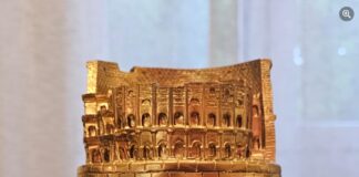 Mentre c’è chi deturpa le mura del monumento storico culturale più importante del mondo, c’è chi invece ne festeggia e ne consacra il suo immortale valore