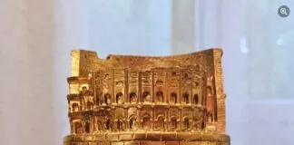 Mentre c’è chi deturpa le mura del monumento storico culturale più importante del mondo, c’è chi invece ne festeggia e ne consacra il suo immortale valore