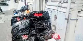 Il marciapiede della via Manzoni a Messina trasformato in una discarica a cielo aperto dove facevano bella mostra di sé diversi sacchi neri colmi di rifiuti e perfino una rete ed un materasso