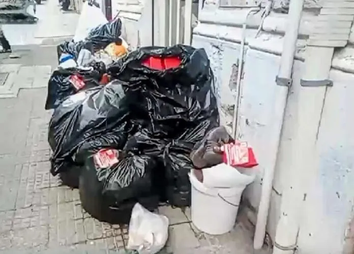 Rifiuti via Manzoni