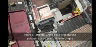 Una palazzina di tre piani è crollata a Torre del Greco, in provincia di Napoli
