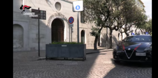 Questa notte, il personale delle Compagnie dei Carabinieri di Catanzaro e Girifalco, supportate in fase esecutiva del personale dell’Arma di Isola di Capo Rizzuto e Lamezia Terme, hanno disarticolato due sodalizi criminali dediti allo spaccio di sostanze stupefacenti eseguendo un’ordinanza di custodia cautelare emessa dal G.I.P. del Tribunale di Catanzaro su richiesta della locale Procura della Repubblica – Direzione Distrettuale Antimafia, nei confronti di 13 soggetti, tutti ristretti in carcere, in parte di nazionalità albanese e in parte appartenenti alla comunità rom di Catanzaro, poiché ritenuti, a vario titolo, dei reati di associazione finalizzata al traffico illecito di stupefacenti, estorsione e ricettazione