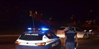 Prosegue l’intensa attività di controllo del territorio da parte della Polizia di Stato di Comiso: dopo i due soggetti arrestati per aver opposto resistenza e procurato lesioni ai poliziotti al fine di sottrarsi ai consueti controlli predisposti nei maggiori centri di aggregazione della città e nei punti di ingresso viario alla medesima, le Volanti hanno conseguito un importante risultato operativo, traendo in arresto in flagranza di reato un 42enne italiano per detenzione di stupefacenti a fini di spaccio e sequestrando ben 210 grammi di cocaina che avrebbe consentito al predetto di realizzare guadagni illeciti per 20mila euro se immessa nel mercato clandestino