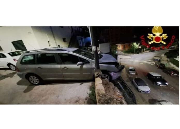 AUTO CONTRO MURO VIALE ITALIA MESSINA
