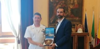 Cordiale incontro oggi a palazzo Zanca, tra il sindaco Federico Basile e una delegazione della nave scuola della Marina militare Palinuro, guidata dal Comandante, Capitano di Fregata Mario Esposito, e accompagnata dal comandante del Supporto Logistico e del Presidio della Marina militare di Messina capitano di vascello Paolo Florentino