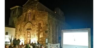 Si è conclusa la XII edizione di Corto di Sera – Festival di Cortometraggi Indipendenti che si è svolta dal 7 al 10 agosto nella storica piazza Badia di Itala, letteralmente invasa da appassionati di Cinema