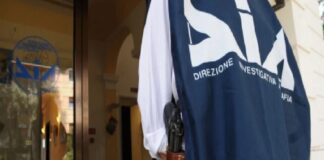 Un carico di 700 chili di cocaina proveniente dal Sudamerica è stato sequestrato a bordo di una barca a vela finita nelle indagini della direzione investigativa antimafia italiana e della guardia civil spagnola