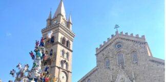 Al fine di recuperare l’antica simbologia nella quale “Gesù porge l’Anima di Maria a Dio Padre”, raffigurata nella parte sommitale del Portale del Duomo di Messina, secondo i canoni del Teatro Mobile del XVI secolo, su indicazione dell’assessore alla Cultura Enzo Caruso, d’intesa con il sindaco Federico Basile e l’assessore Massimiliano Minutoli, il carro Votivo della Vara stamani è stato ruotato di 90° e rivolto verso la facciata della Cattedrale, prospiciente il Portale, secondo quanto raffigurato nelle stampe pre-terremoto di Michele Pianebianco, Giovan Francesco Boccaccini e di altri autori di litografie del tempo