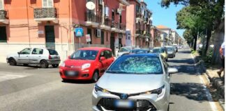 A Messina…, nella mattina di oggi 02 agosto 2023 si è verificato un incidente nella corsia lato monte di via La Farina in corrispondenza dell’incrocio con via Roosvelt dove per cause in fase di verifica una Toyota Yaris argentata in prossimità delle strisce pedonali ha urtato contro un monopattino riconducibile a due minori di 12 e 13 anni; non è chiaro se gli stessi fossero a bordo del mezzo