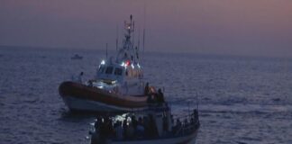 Quarantuno migranti sono morti dopo che un barchino, salpato da Sfax in Tunisia, si è ribaltato al largo di Lampedusa ed è affondato durante la navigazione nel canale di Sicilia: a raccontare l’ennesima tragedia sono quattro sopravvissuti… tre minori (due ragazzi e una ragazza) più un uomo adulto, secondo quanto dice la Croce rossa italiana in una nota