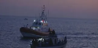 Quarantuno migranti sono morti dopo che un barchino, salpato da Sfax in Tunisia, si è ribaltato al largo di Lampedusa ed è affondato durante la navigazione nel canale di Sicilia: a raccontare l’ennesima tragedia sono quattro sopravvissuti… tre minori (due ragazzi e una ragazza) più un uomo adulto, secondo quanto dice la Croce rossa italiana in una nota