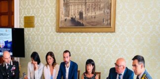 Siglato oggi, martedì 8 agosto, nella sede del palazzo di Governo della Città, il protocollo d’intesa nell’ambito del progetto “NonRaggir@ME” finalizzato a fornire le informazioni utili a migliorare la percezione della sicurezza dei cittadini, in particolare per aiutare gli anziani a riconoscere le situazioni di pericolo che potrebbero indurli a subire truffe e raggiri