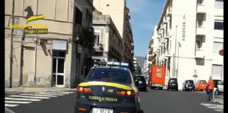 Negli ultimi giorni i finanzieri del Comando Provinciale della Guardia di Finanza di Reggio Calabria, coordinati dalla locale Procura Della Repubblica – Direzione Distrettuale Antimafia, hanno dato esecuzione al decreto con il quale il Tribunale di Reggio Calabria – Sezione Misure di Prevenzione, ha disposto il sequestro, finalizzato all’applicazione della confisca prevista dal Codice Antimafia, del patrimonio di un commercialista di Melito di Porto Salvo, avente un valore complessivo stimato di 1,9 milioni di euro, contiguo alla cosca di ‘ndrangheta dei “Iamonte”, operativa nell’area grecanica