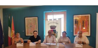 La Sala Blu del Palazzo della Cultura Francesco Durante di Letojanni, intitolata all’artista Corrado Cagli, ha ospitato la conferenza stampa di presentazione della “Sagra del pesce 2023- Sagra di qualità”: a moderare l’evento è stato l’amministratore delegato ed editore della Web tv Todomodo tv, media partner dell’evento, Josè Villari, che ha aperto l’incontro con un video inedito in pieno stile “Todomodo”