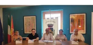 La Sala Blu del Palazzo della Cultura Francesco Durante di Letojanni, intitolata all’artista Corrado Cagli, ha ospitato la conferenza stampa di presentazione della “Sagra del pesce 2023- Sagra di qualità”: a moderare l’evento è stato l’amministratore delegato ed editore della Web tv Todomodo tv, media partner dell’evento, Josè Villari, che ha aperto l’incontro con un video inedito in pieno stile “Todomodo”