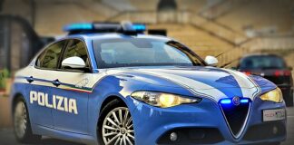 Nella giornata del 27 luglio u.s. gli agenti del Commissariato di P.S. di Alcamo hanno tratto in salvo una turista che, a causa delle condizioni avverse del mare, non riusciva a raggiungere la battigia ed era rimasta aggrappata ad una boa, a circa 150 metri dalla spiaggia, nella località di Alcamo Marina