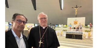 Il segretario nazionale dell’Ucsi Salvatore Di Salvo, ieri pomeriggio, ha incontrato il segretario generale della Conferenza Episcopale Italiana S.E. Mons. Giuseppe Baturi, arcivescovo di Cagliari davanti al quadretto della Madonna delle Lacrime, all’interno del Santuario Madonna delle Lacrime di Siracusa