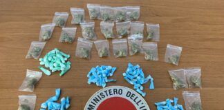 Nell’ambito del quotidiano contrasto alla vendita ed al consumo di sostanze stupefacenti, che da tempo sta impegnando gli uffici operativi della Questura di Siracusa, nelle cosiddette piazze dello spaccio siracusano i poliziotti di sede hanno effettuato servizi di verifica